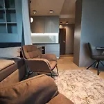 Modern Central Riga Apartment With Balcony, Gym Access, Dedicated Parking, Kitchen & Ac Apartmán Riga