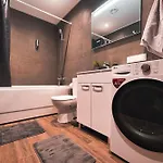 דירה Modern Central Riga Apartment With Balcony, Gym Access, Dedicated Parking, Kitchen & Ac