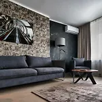 Modern With Balcony, Gym Access, Dedicated Parking, Kitchen & Ac 아파트 리가