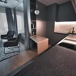 Modern Central Riga Apartment With Balcony, Gym Access, Dedicated Parking, Kitchen & Ac شقة