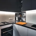 Modern Central Riga Apartment With Balcony, Gym Access, Dedicated Parking, Kitchen & Ac ריגה