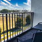 Modern Central Riga Apartment With Balcony, Gym Access, Dedicated Parking, Kitchen & Ac شقة *