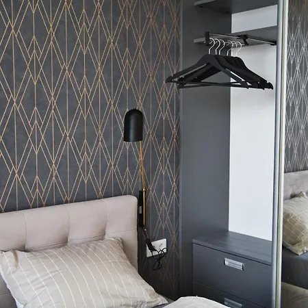 Apartman Scan Qr Code For Video Tour - Free Parking, Gym Access, Air Conditioning, Kitchen And In