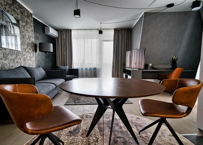 Urban Oasis: Fitness-focused With Views Dzīvoklis *