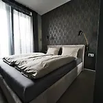 Modern Central Riga Apartment With Balcony, Gym Access, Dedicated Parking, Kitchen & Ac Lejlighed