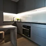 Lejlighed Modern Central Riga Apartment With Balcony, Gym Access, Dedicated Parking, Kitchen & Ac Riga