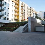 Lejlighed Modern Central Riga Apartment With Balcony, Gym Access, Dedicated Parking, Kitchen & Ac