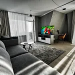 Modern Central Riga Apartment With Balcony, Gym Access, Dedicated Parking, Kitchen & Ac Lejlighed Riga