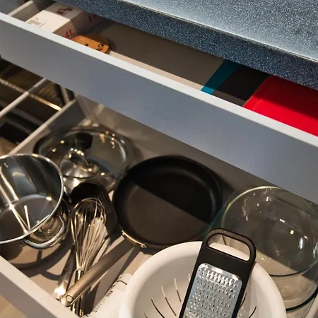 Scan Qr Code For Video Tour - Free Parking, Gym Access, Air Conditioning, Kitchen And In